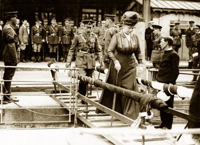 George V en Koningin Mary gaan aan boord voor thuisreis door English Photographer